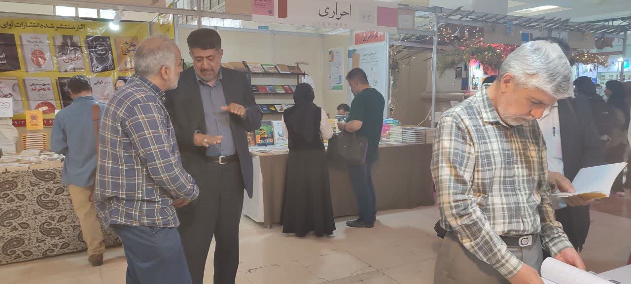حضور جناب آقای دکتر حسین ظریف منش در غرفه آیات نور مستقر در نمایشگاه بین المللی کتاب تهران